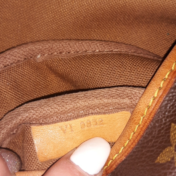 Louis Vuitton Saumur 30 Crossbody - Picture 4 of 7